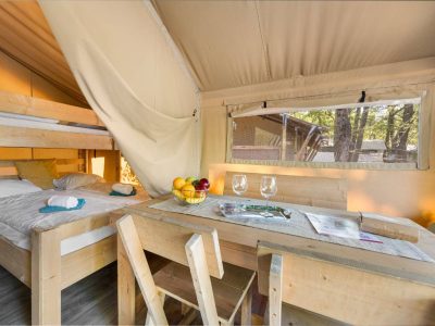 camping-lanterna-gamping-tent-safaritent-lodge-5p-interior-table-2