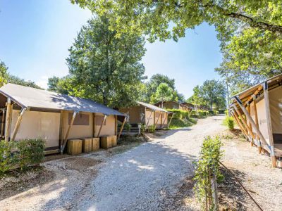 camping-lanterna-gamping-tent-safaritent-lodge-five-persons-exterior-glamping-view