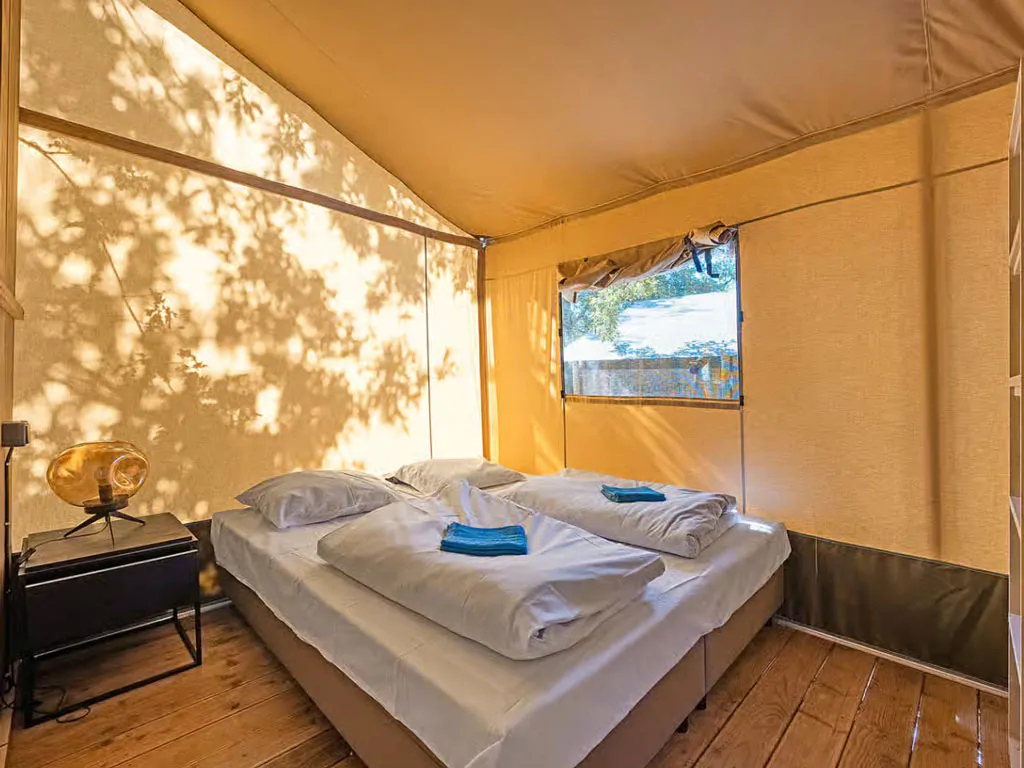 camping-lanterna-glamping-tent-safari-tent-airco-six-persons-interior-bedroom-double-bed