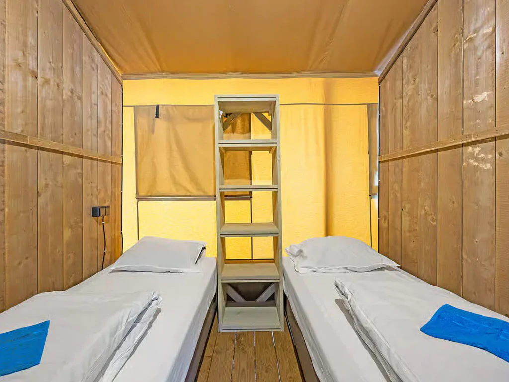 camping-lanterna-glamping-tent-safari-tent-airco-six-persons-interior-bedroom-single-beds