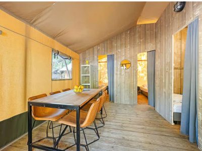 camping-lanterna-glamping-tent-safari-tent-airco-six-persons-interior-dining-area-view