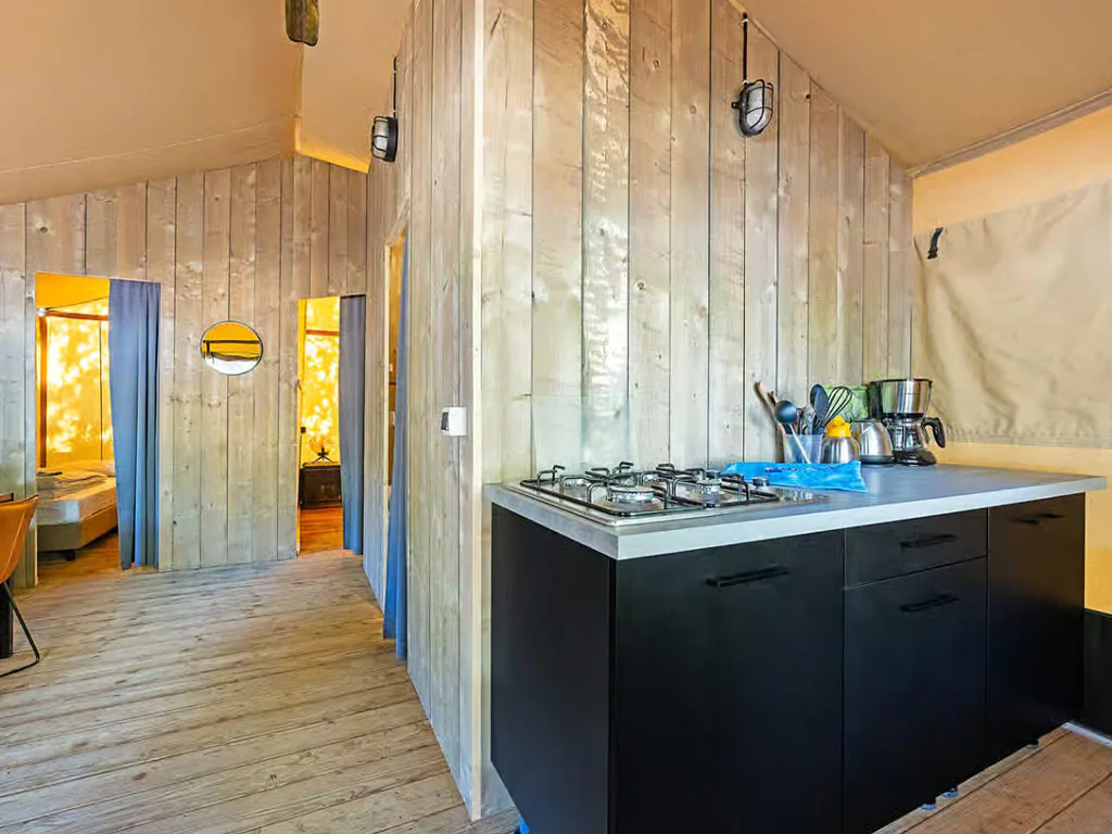 camping-lanterna-glamping-tent-safari-tent-airco-six-persons-interior-kitchen-view