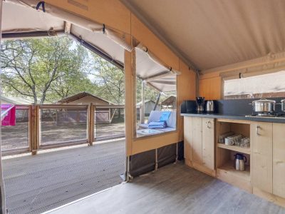 camping-lanterna-glamping-tent-safaritent-lodge-5p-interior-kitchen-2