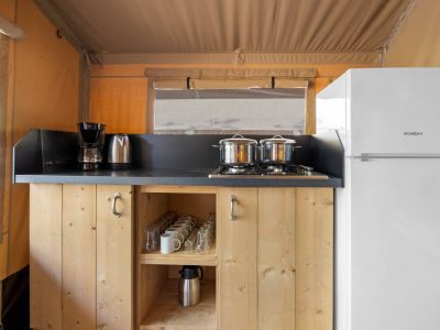 camping-lanterna-glamping-tent-safaritent-lodge-5p-interior-kitchen-i-2