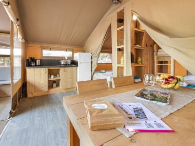 camping-lanterna-glamping-tent-safaritent-lodge-5p-interior-kitchen-tabe-2