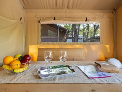 camping-lanterna-glamping-tent-safaritent-lodge-5p-interior-table-i-2