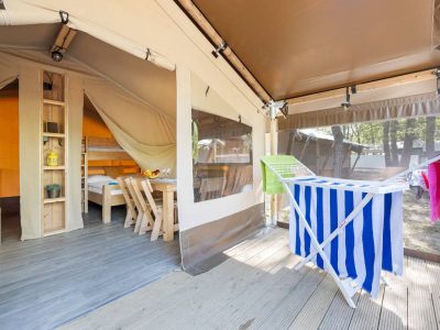 camping-lanterna-glamping-tent-safaritent-lodge-5p-interior-terrace-ii-2