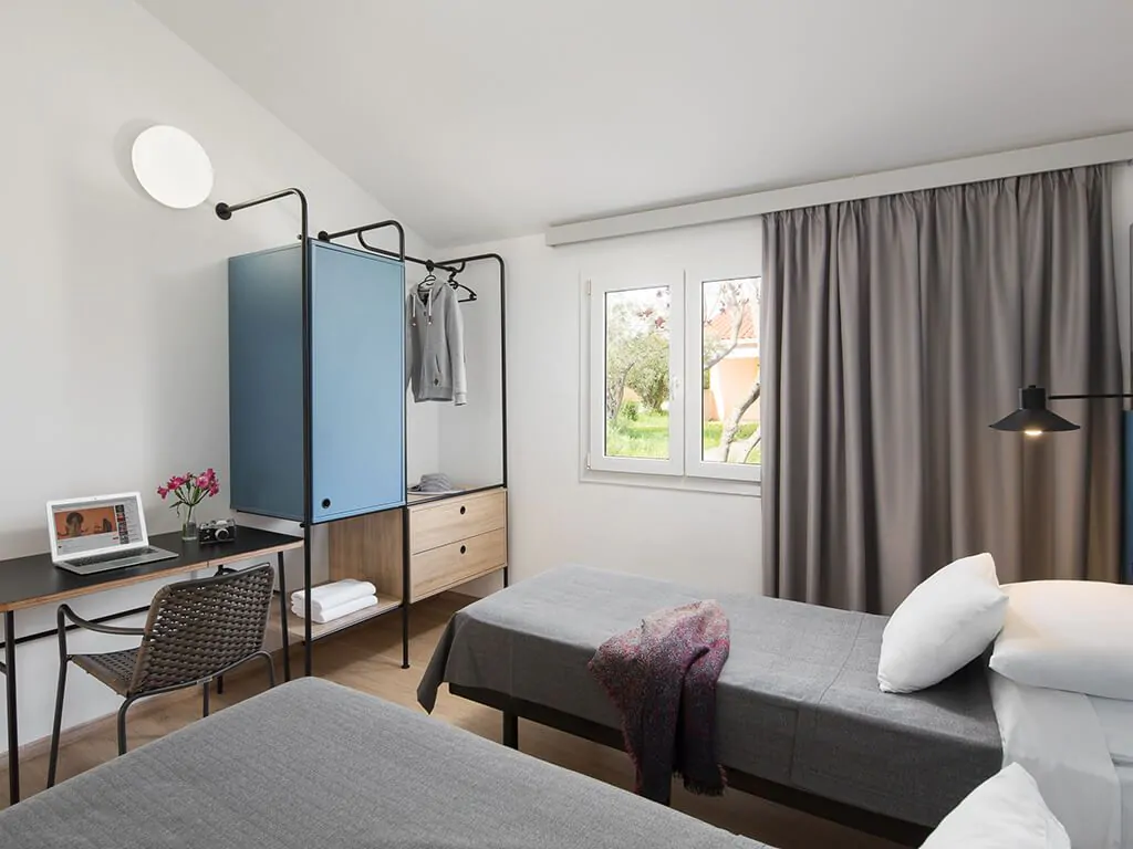 campsite-bivillage-holiday-home-standard-bedroom-single-beds