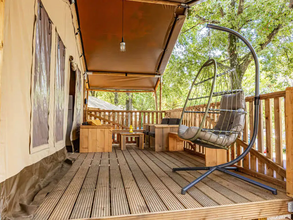 campsite-bijela-uvala-safari-tent-lodge-airco-sanitary-exteriro-terrace
