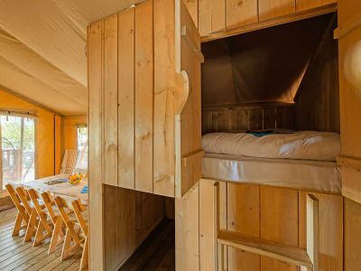 campsite-bijela-uvala-safari-tent-lodge-airco-sanitary-interiod-bed