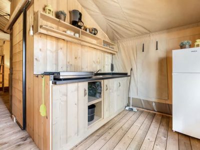 campsite-bijela-uvala-safari-tent-lodge-airco-sanitary-interior-kitchen