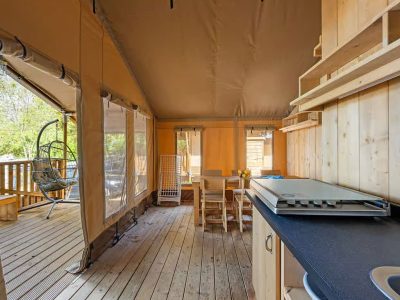 campsite-bijela-uvala-safari-tent-lodge-airco-sanitary-interior-kitchen-view