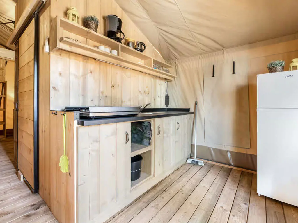 campsite-bijela-uvala-safari-tent-lodge-airco-sanitary-interior-kitchen