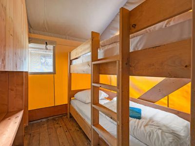 campsite-bijela-uvala-safari-tent-lodge-airco-sanitary-interir-bedroom-bunk-bed