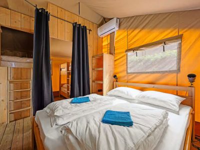 campsite-bijela-uvala-safari-tent-lodge-airco-sanitary-interir-bedroom-double-bed
