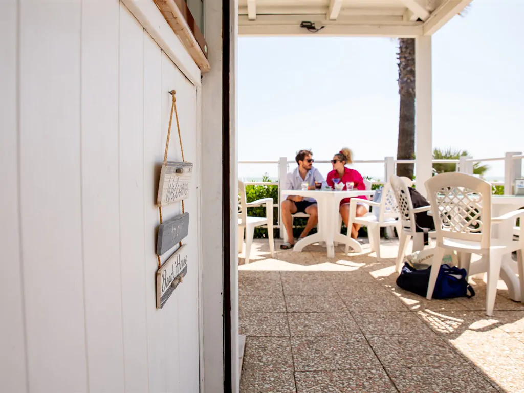 don-antonio-glamping-village-tables