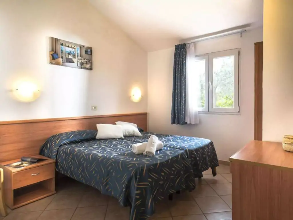 holiday-home-belvedere-interior-bedroom-double-bed