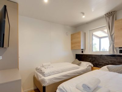 plitvice-camping-resort-mobile-home-premium-interior-bedroom-single-beds