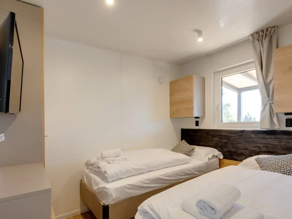 plitvice-camping-resort-mobile-home-premium-interior-bedroom-single-beds