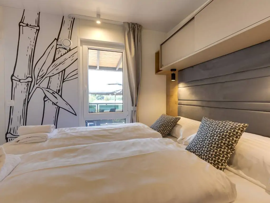 plitvice-camping-resort-mobile-home-premium-interior-bedroom