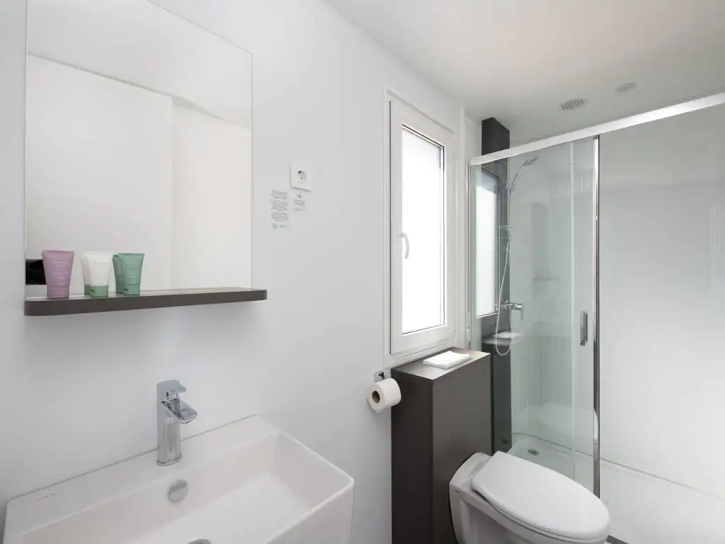 taber-discrete-lodging-mobile-home-comfort-interior-bathroom