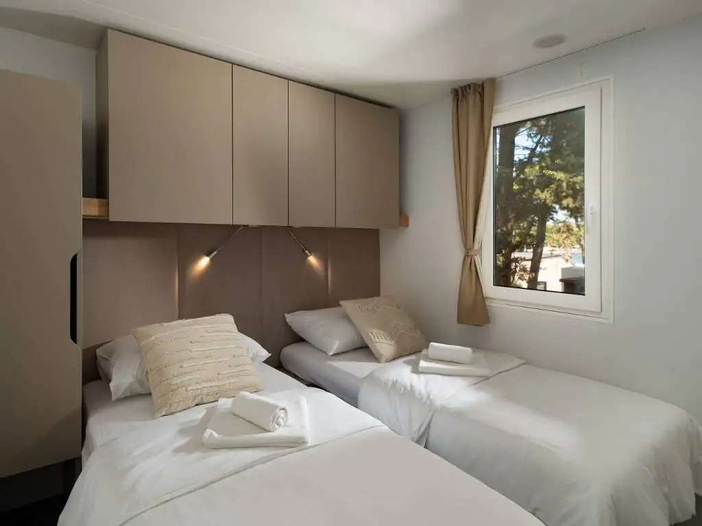 taber-discrete-lodging-mobile-home-prestige-mare-interior-bedroom-single-beds-2