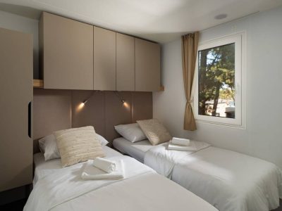 taber-discrete-lodging-mobile-home-prestige-mare-interior-bedroom-single-beds