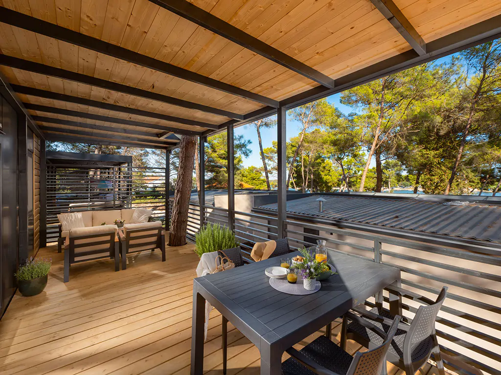 taber-discrete-lodging-terrace