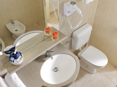 terme-catez-apartments-interior-bathroom