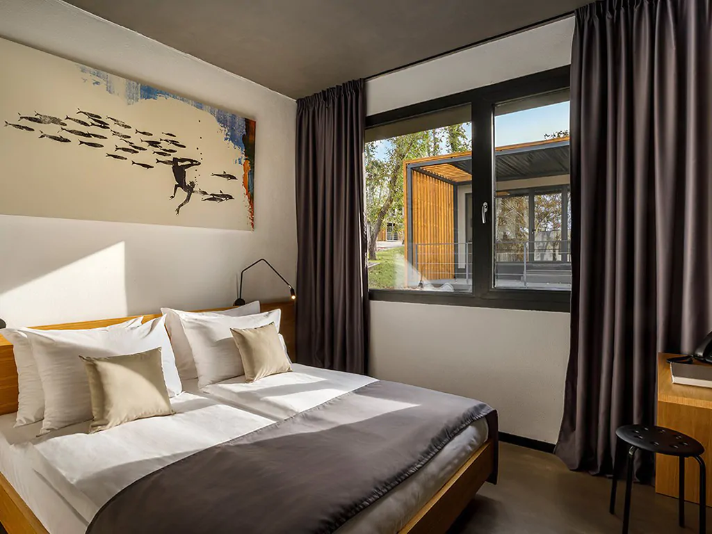 aminess-gaia-green-villas-villa-lilium-inteiror-double-bed-2