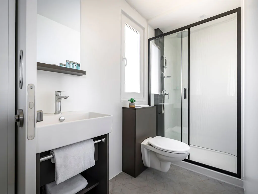 aminess-planet-camping-sirena-luxury-holiday-home-interior-bathroom