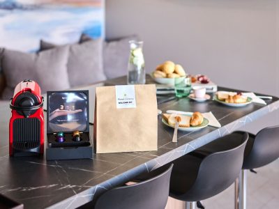 aminess-planet-camping-sirena-mobile-home-luxury-holiday-home-interior-kitchen-breakfast