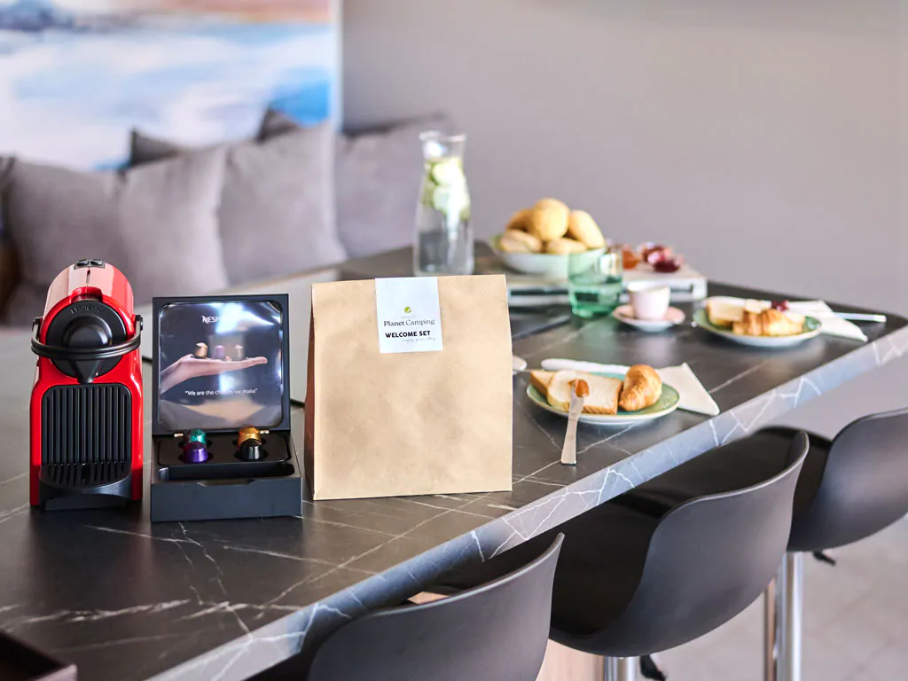 aminess-planet-camping-sirena-mobile-home-luxury-holiday-home-interior-kitchen-breakfast