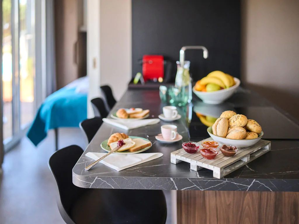 aminess-planet-camping-sirena-mobile-home-luxury-holiday-home-interior-kitchen-food