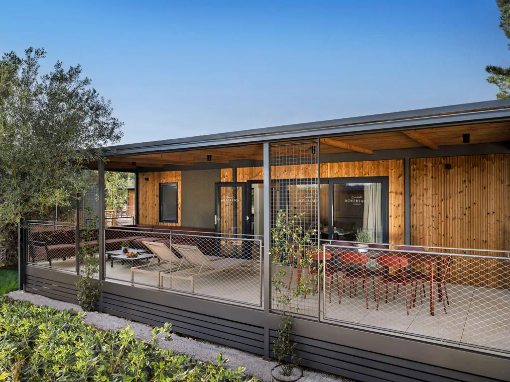 camping-koversada-covered-premium-family-exterior-view
