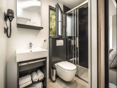 camping-koversada-covered-premium-family-interior-bathroom-2