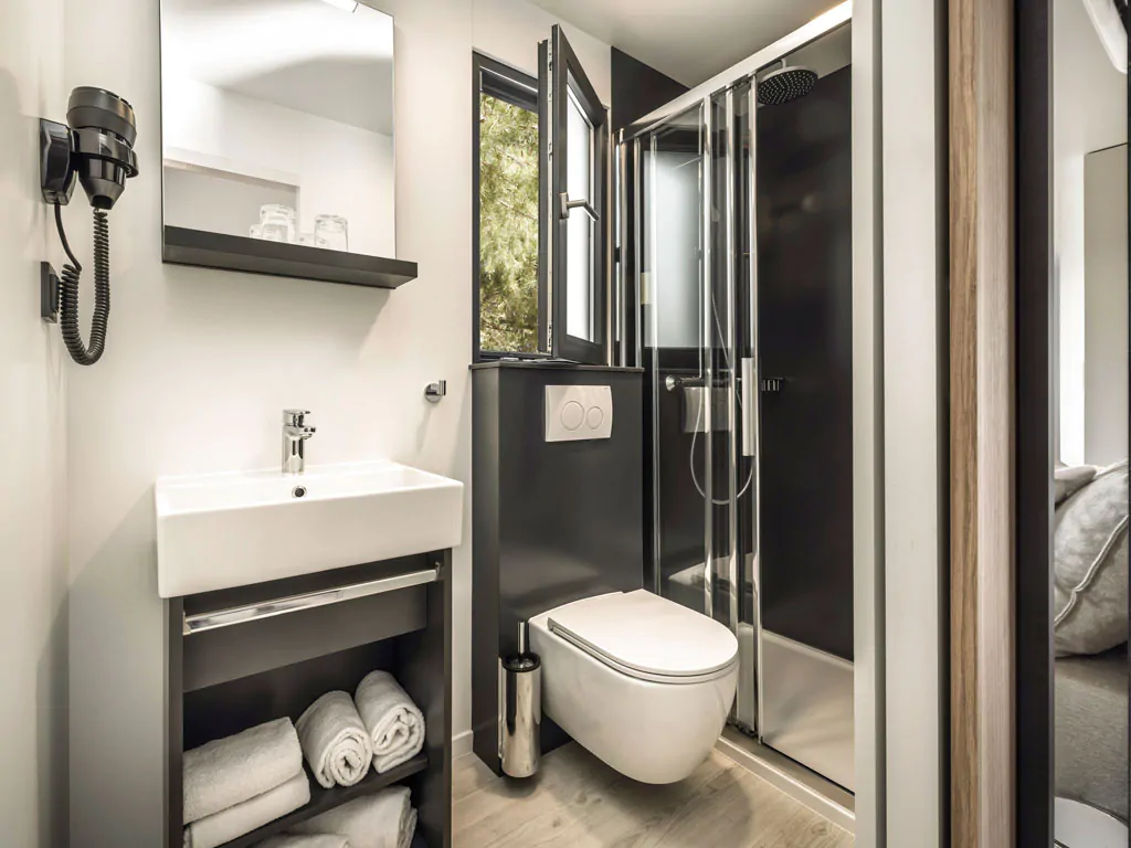 camping-koversada-covered-premium-family-interior-bathroom-2