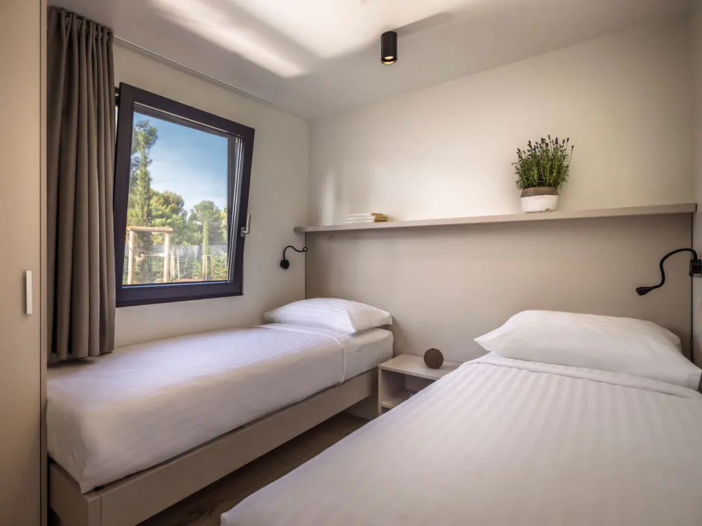 camping-koversada-covered-premium-interior-single-beds-2