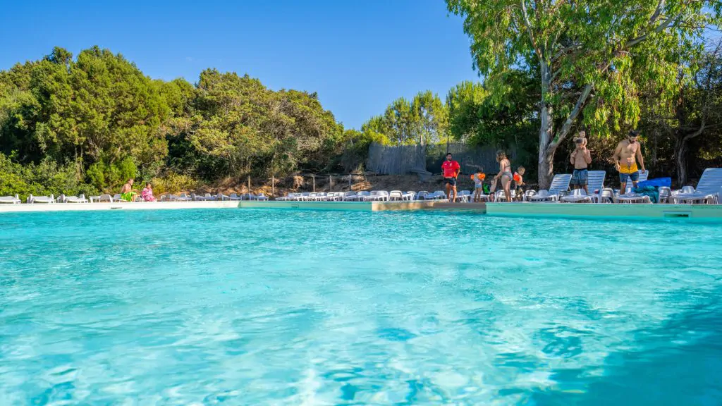 camping-village-baia-paradiso-outdoor-pool-animation