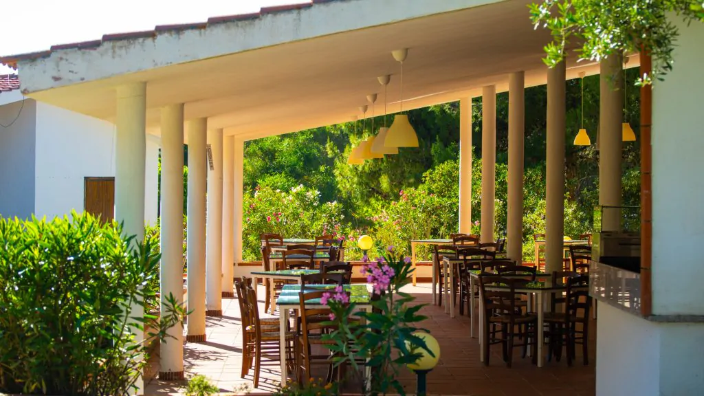 camping-village-baia-paradiso-restaurant-in-shadow