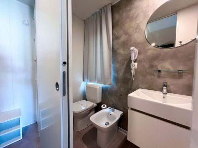 camping-village-capo-dorso-mobile-home-baia-revolution-plus-interior-bathroom