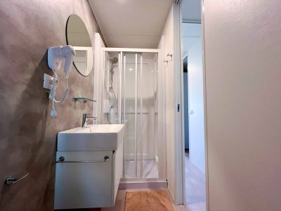 camping-village-capo-dorso-mobile-home-baia-revolution-plus-interior-bathroom-shower