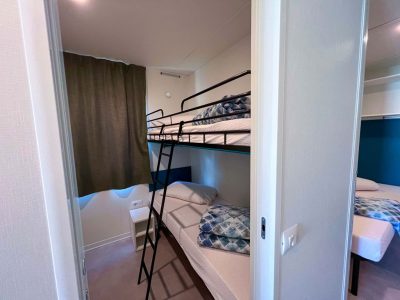 camping-village-capo-dorso-mobile-home-baia-revolution-plus-interior-bedroom-bunk-bed
