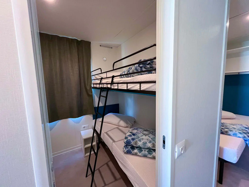camping-village-capo-dorso-mobile-home-baia-revolution-plus-interior-bedroom-bunk-bed