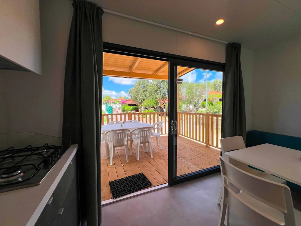 camping-village-capo-dorso-mobile-home-baia-revolution-plus-interior-kitchen-terrace-view