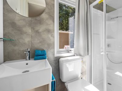 campsite-bijela-uvala-mobile-home-fuskulin-interior-bathroom