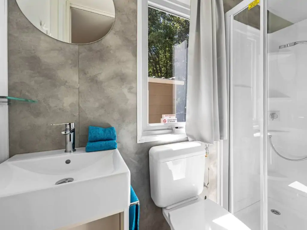 campsite-bijela-uvala-mobile-home-fuskulin-interior-bathroom