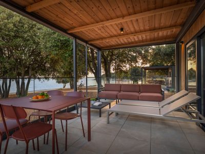 campsite-koversada-covered-mobile-home-premium-couple-exterior-terrace