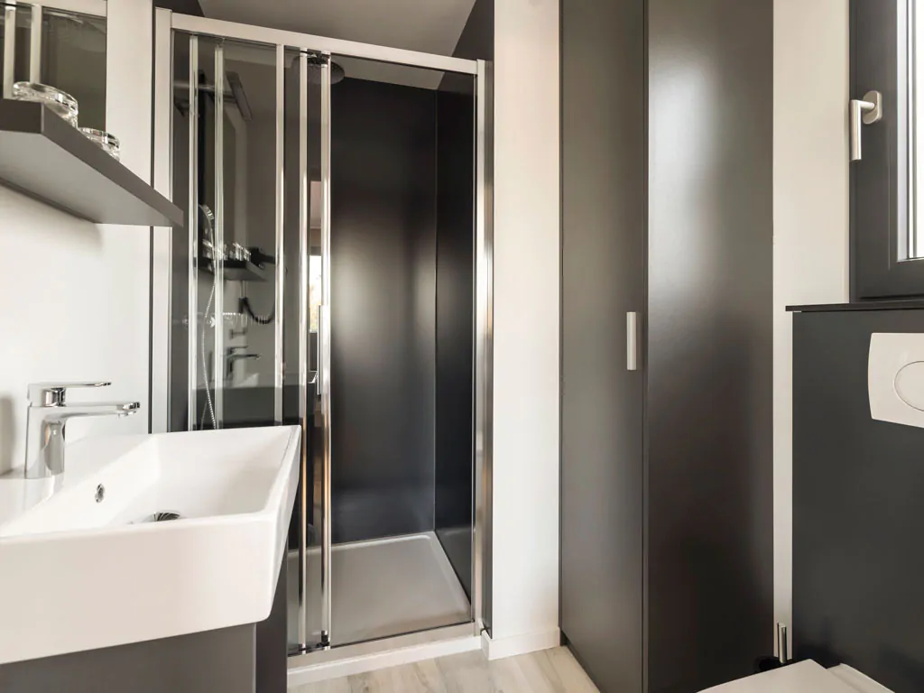 campsite-koversada-covered-mobile-home-premium-couple-interior-bathroom