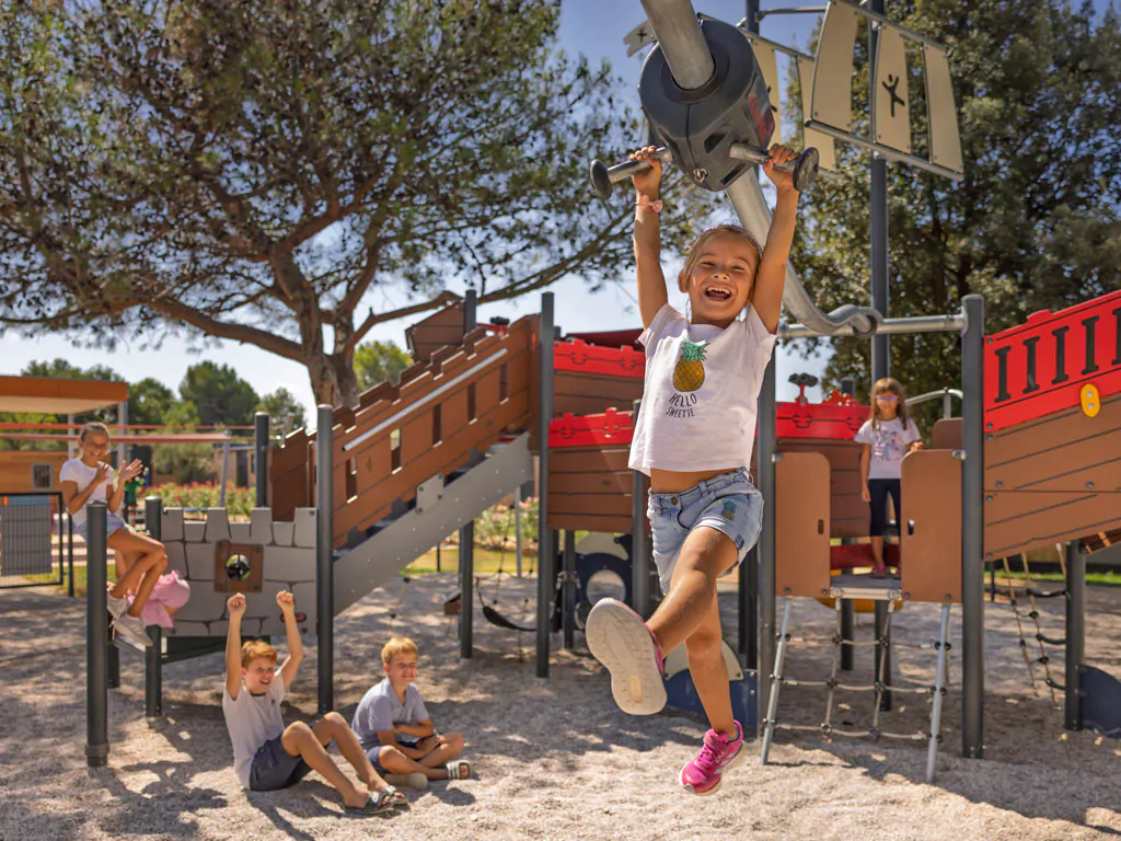 campsite-koversada-covered-playground-fun